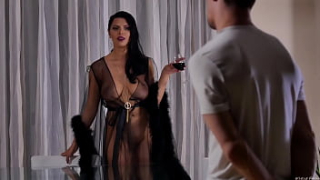 Muierea lui se imbraca xxxi sa il atraga in pat