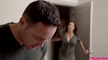 Il prinde pe fratele ei cand isi fute sotia buna