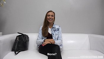 Porno frumos la casting cu o tanara ce trece proba