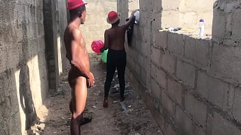 Negresa mai in varsta cu sani lasati trage un futai foarte frumos