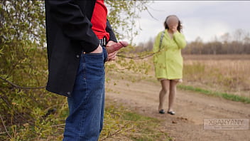 Acest barbat cucereste o femeie pe strada si ii da la muie in public