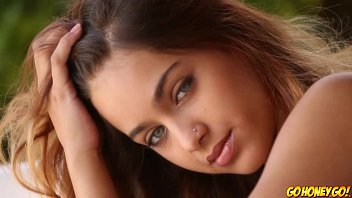 Fata dragalasa isi baga degetelul in pasarica