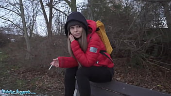 O agata pe strada si o duce acasa sa o futa