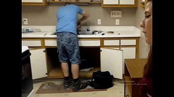 Xxx la bucatarie cu un instalator fute o bruneta in cur