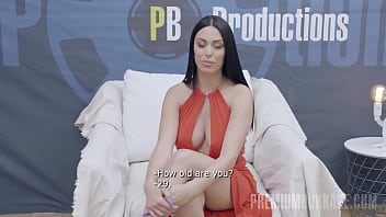 Actrita de film porno foarte inocenta este excitata la maxim de acest barbat